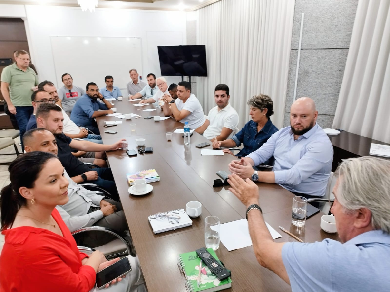 Vereadores de Camboriú participam de reunião com o prefeito “Leonel Pavan”