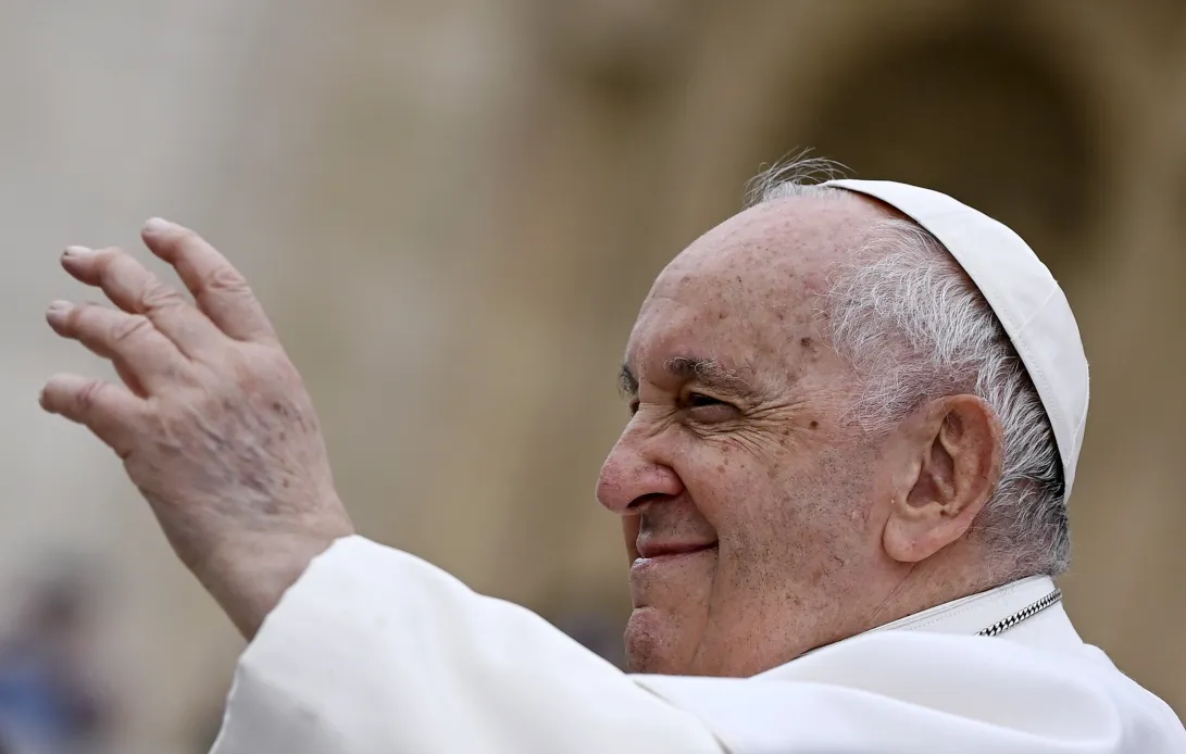 “Sem fraturas.” Papa cai e lesiona antebraço direito