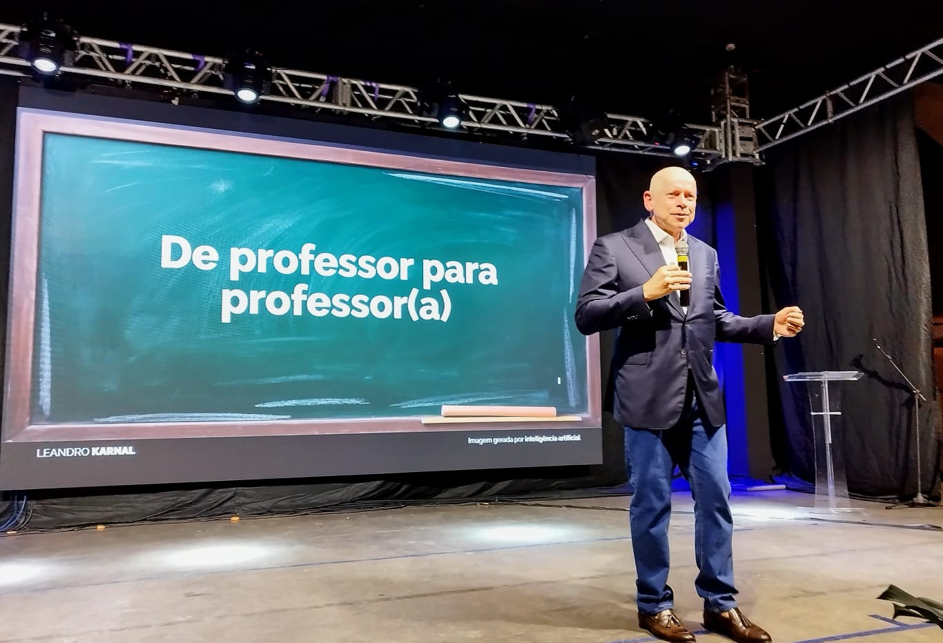 “Leandro Karnal” inspira abertura do ano letivo em Camboriú “Leandro Karnal” inspira abertura do ano letivo em Camboriú