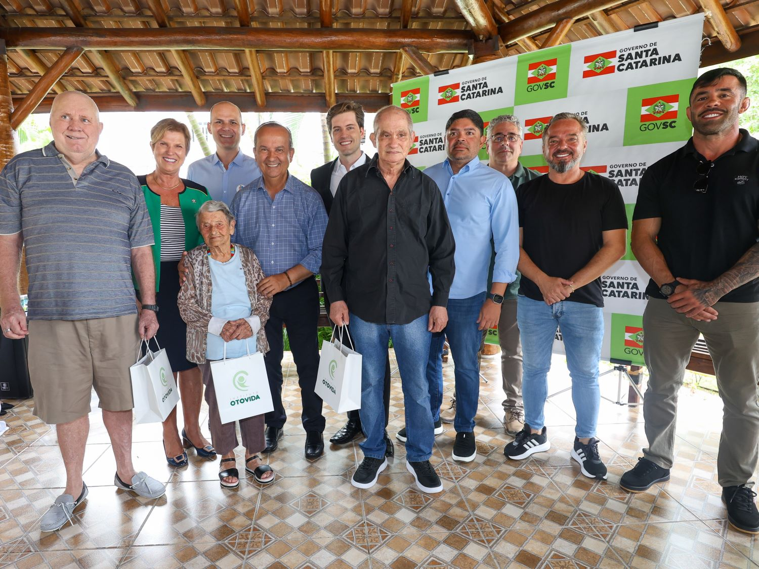 Governador entrega aparelhos auditivos em lar beneficiado com projeto do “Fundo Estadual do Idoso” Governador entrega aparelhos auditivos em lar beneficiado com projeto do “Fundo Estadual do Idoso”