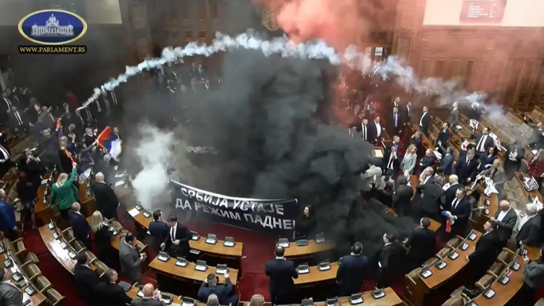 Pelo menos três deputados sérvios feridos em protesto da oposição com granadas de fumo