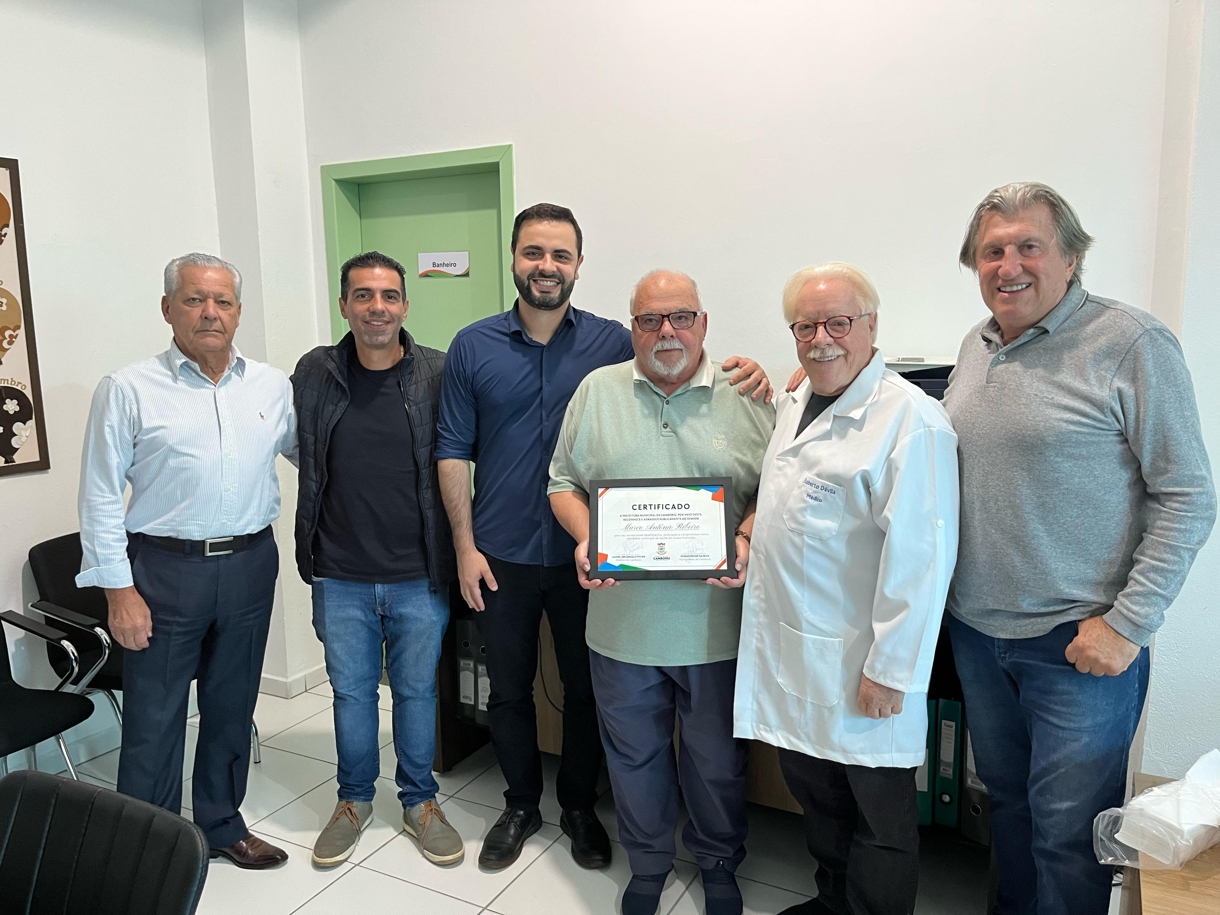 “Prefeito de Camboriú” presta homenagem a secretário de Saúde e anuncia novo titular da pasta “Prefeito de Camboriú” presta homenagem a secretário de Saúde e anuncia novo titular da pasta