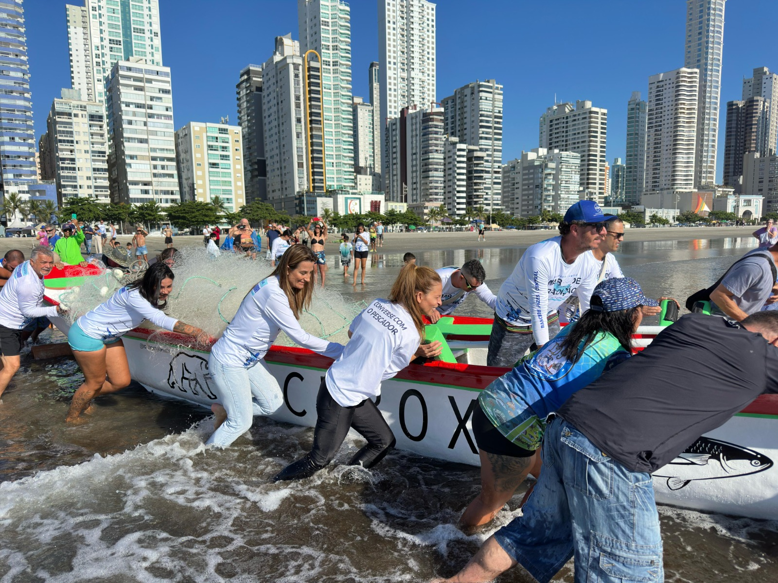 Ato simbólico na Praia Central marca início da “Safra da Tainha 2025” Ato simbólico na Praia Central marca início da “Safra da Tainha 2025”