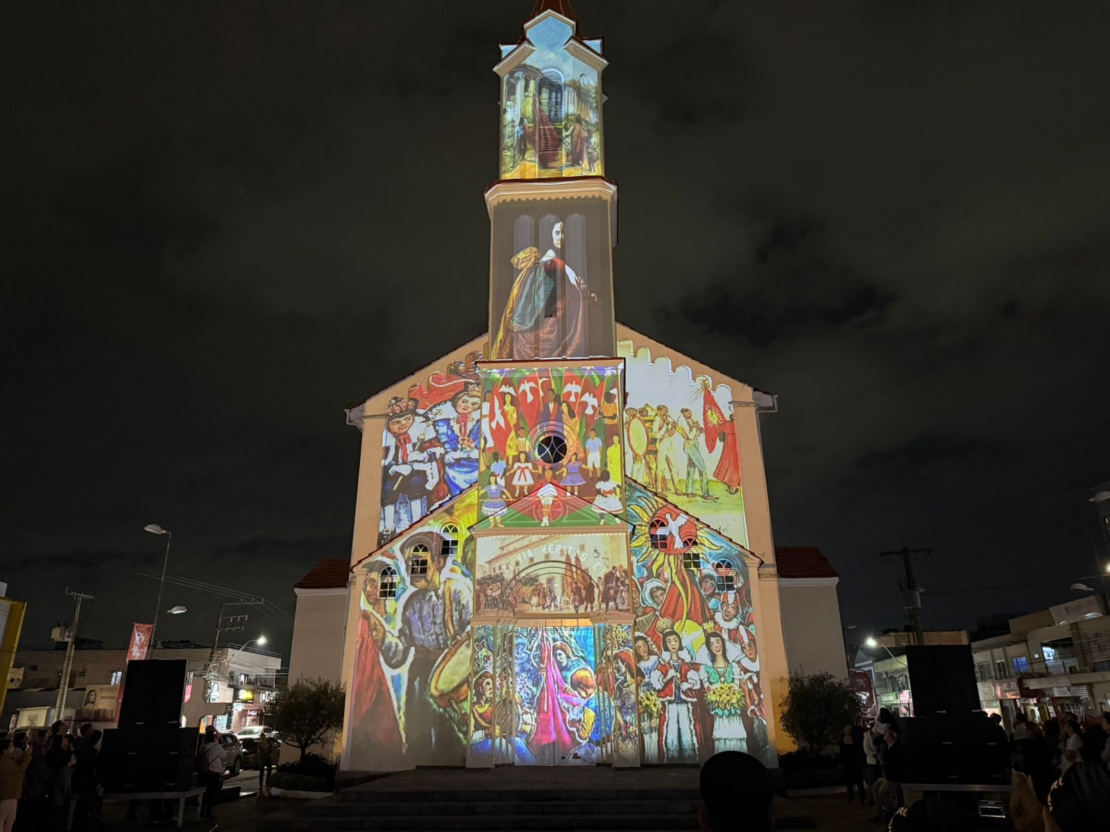 Fachada da “Igreja Matriz de Camboriú” se transforma em espetáculo emocionante com projeção de luzes Fachada da “Igreja Matriz de Camboriú” se transforma em espetáculo emocionante com projeção de luzes