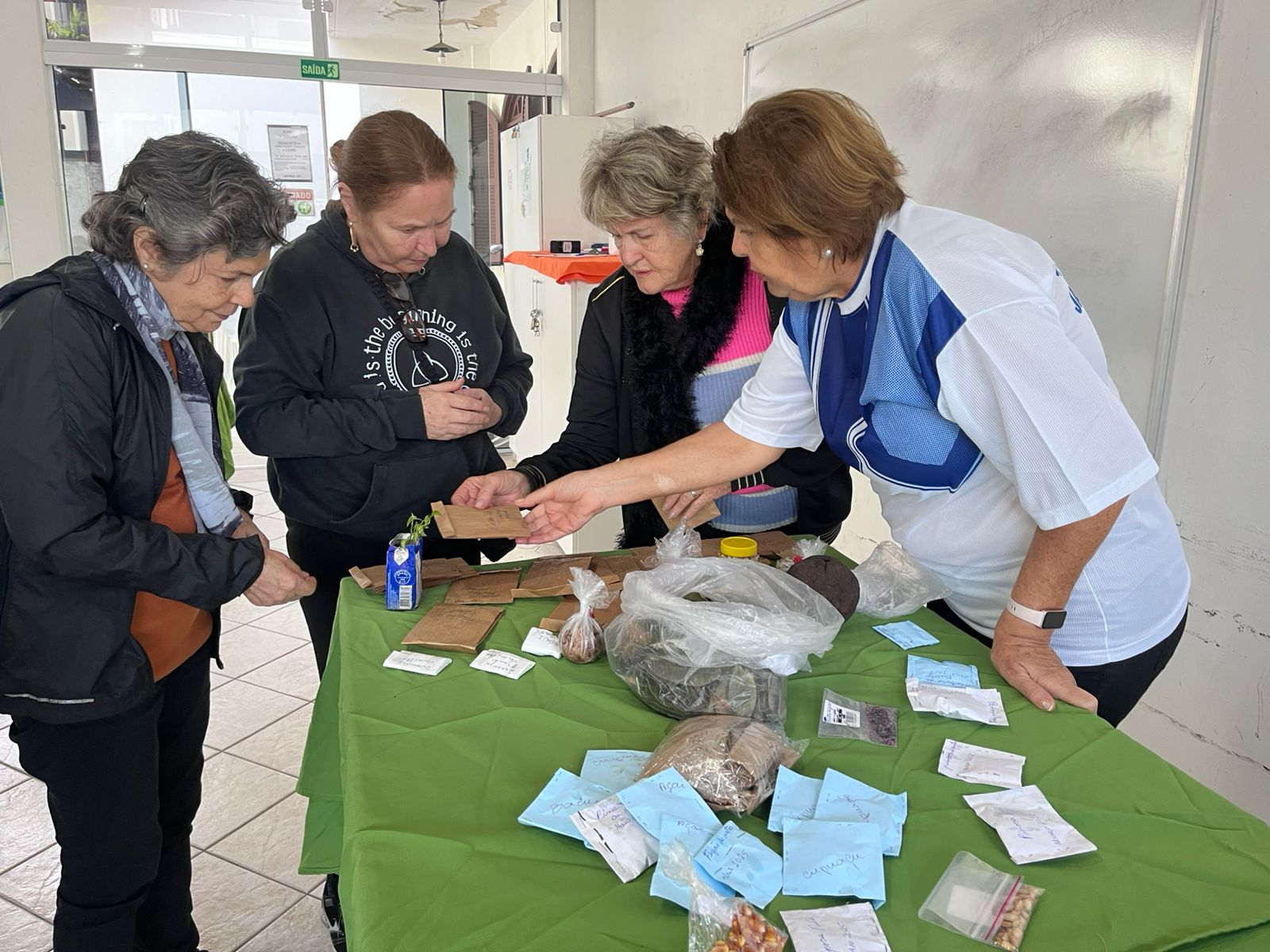 “Oficina de Hortas Orgânicas” da SPI faz troca de sementes e incentiva o cultivo entre os idosos