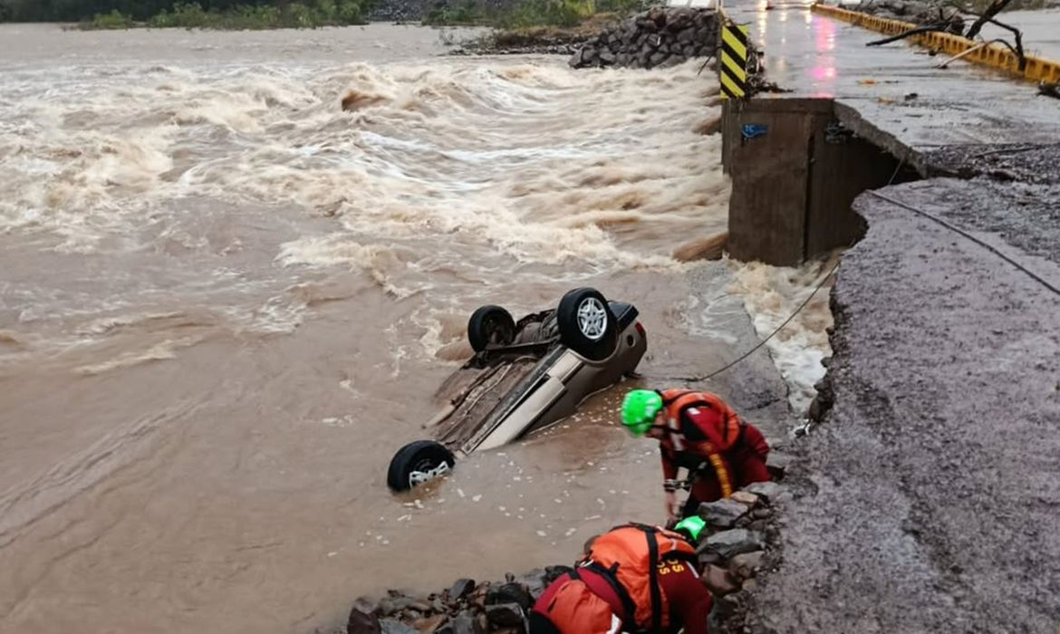 “Foi mais um dia de terror”, diz moradora de Canoas sobre chuva no RS
