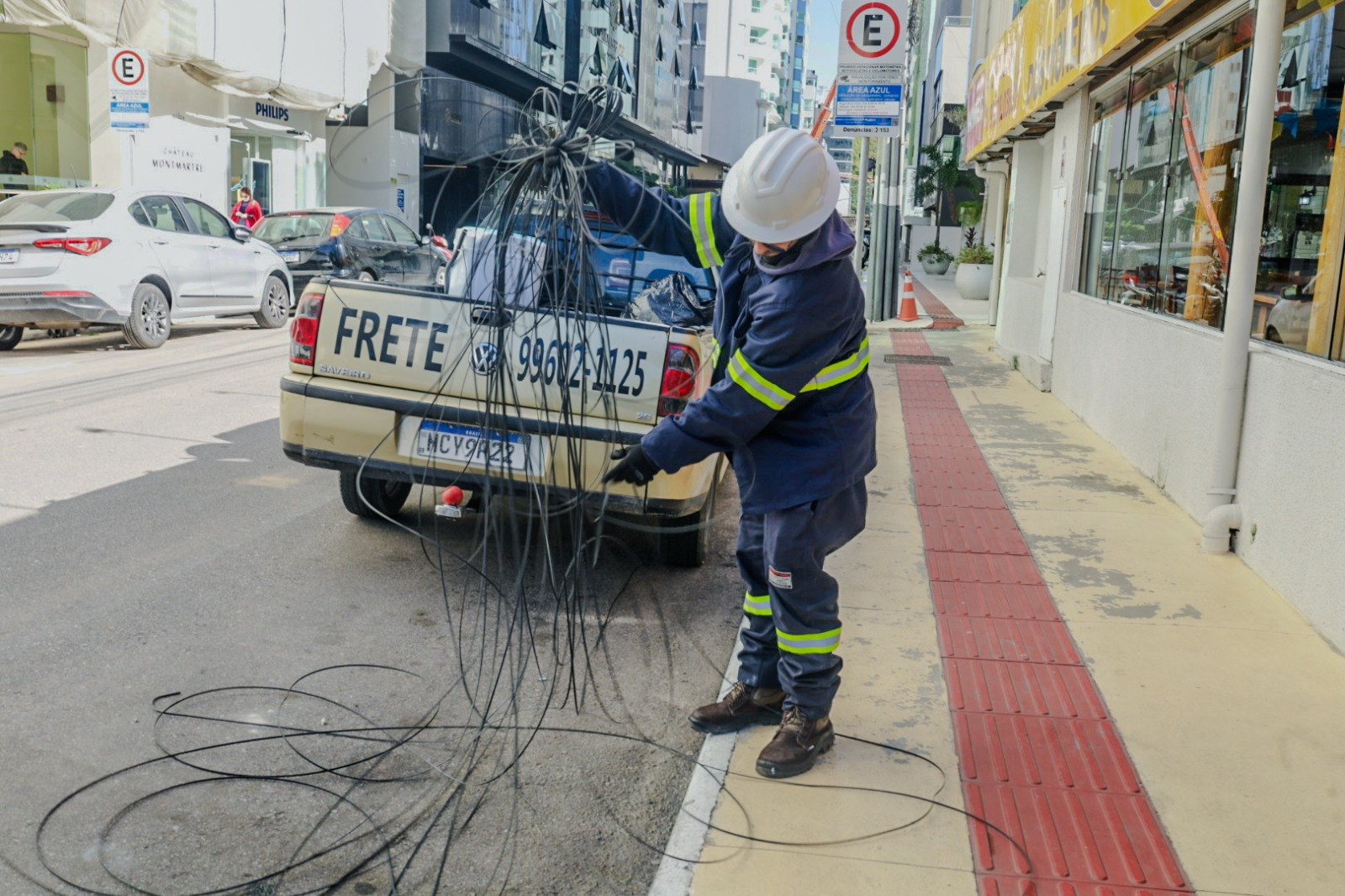 Balneário Camboriú: meia tonelada de fios obsoletos foram retirados no mutirão desta semana Balneário Camboriú: meia tonelada de fios obsoletos foram retirados no mutirão desta semana