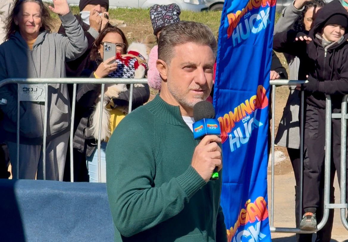 “Luciano Huck” grava em Camboriú e entrega casa a família que emocionou o país com gesto de solidariedade “Luciano Huck” grava em Camboriú e entrega casa a família que emocionou o país com gesto de solidariedade