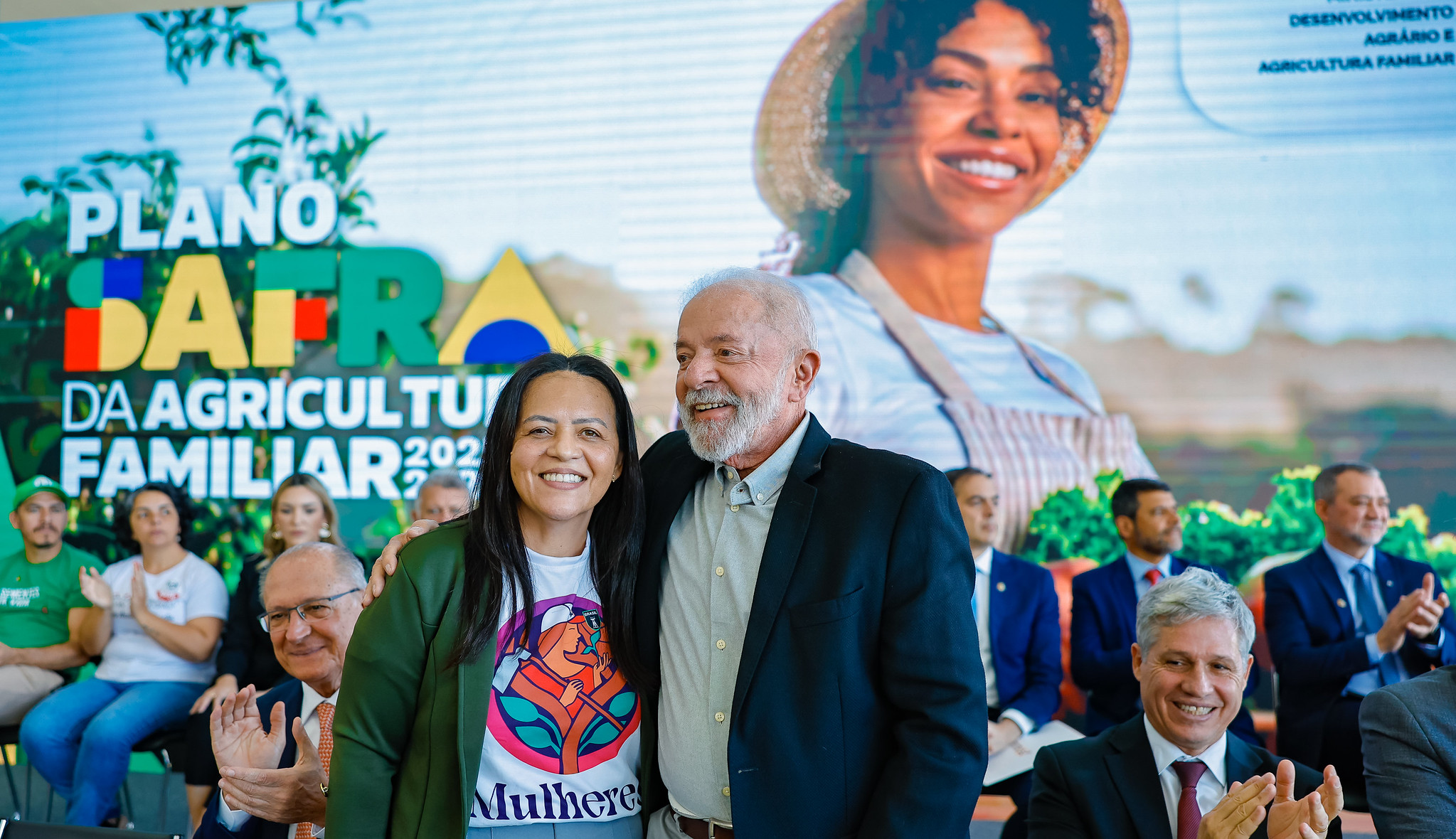 “Tudo o que se planta no Brasil, dá”, diz Lula ao lançar Plano Safra com o maior volume de recursos para a agricultura familiar “Tudo o que se planta no Brasil, dá”, diz Lula ao lançar Plano Safra com o maior volume de recursos para a agricultura familiar