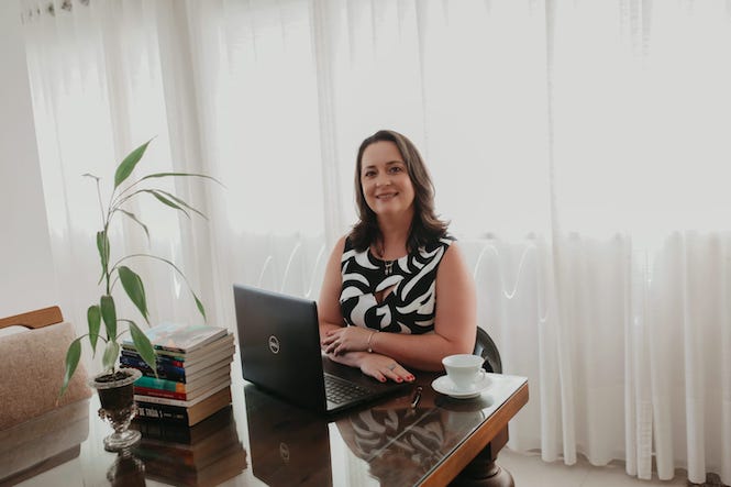 Servidora do TJSC lança romance que une drama, amor e reflexões espirituais Servidora do TJSC lança romance que une drama, amor e reflexões espirituais