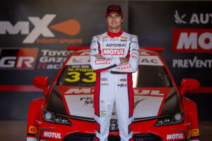 O piloto de Stock Car Nelson Piquet Jr. estará em Blumenau (SC) nesta terça-feira (8)