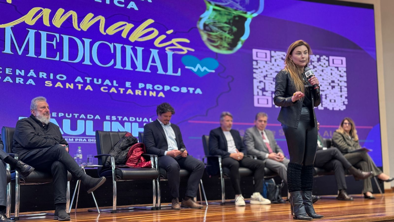 Paulinha lidera debate sobre cannabis medicinal em audiência pública histórica na Alesc Paulinha lidera debate sobre cannabis medicinal em audiência pública histórica na Alesc