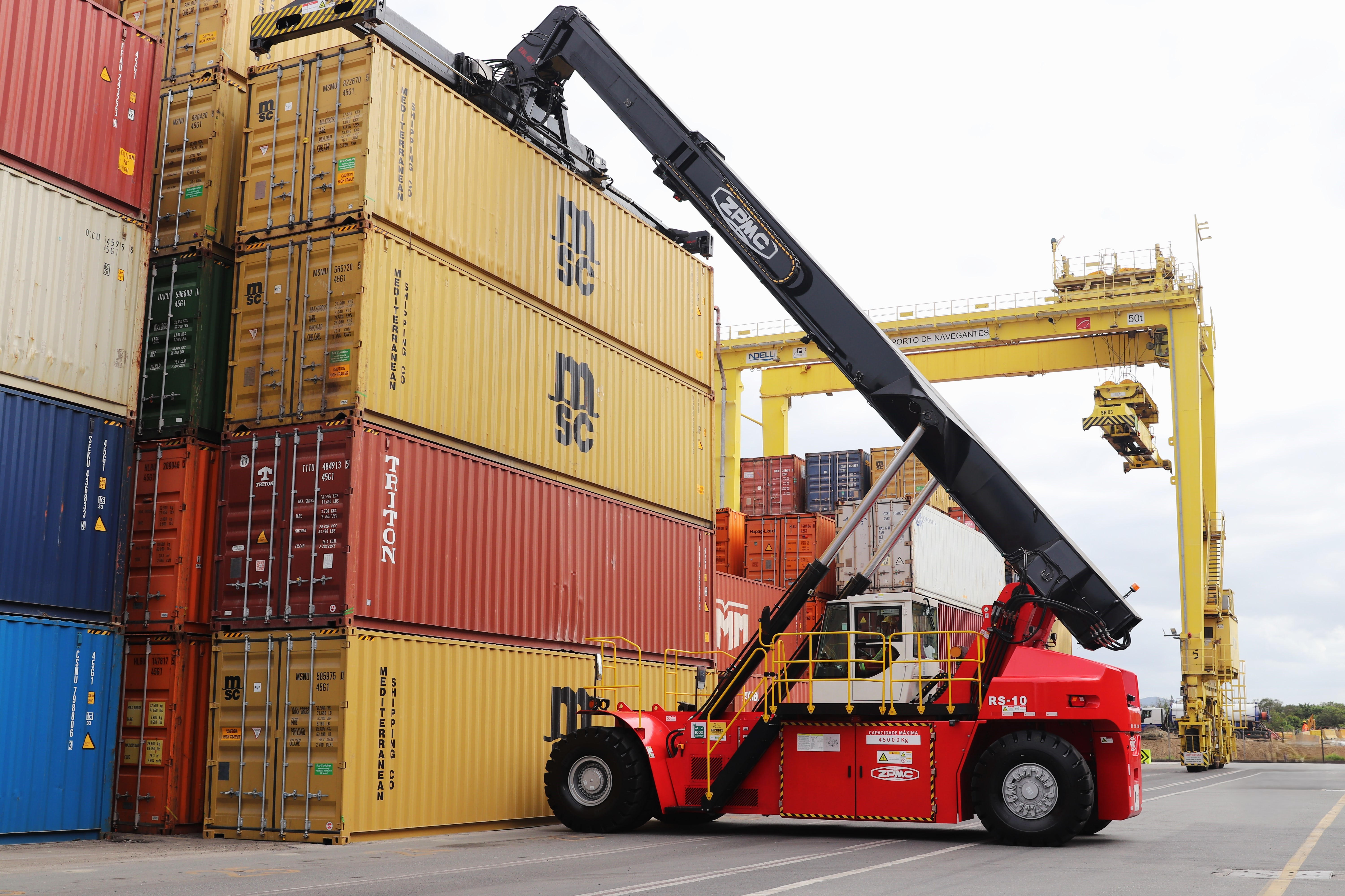 Portonave estreia primeira empilhadeira elétrica adquirida do país Portonave estreia primeira empilhadeira elétrica adquirida do país