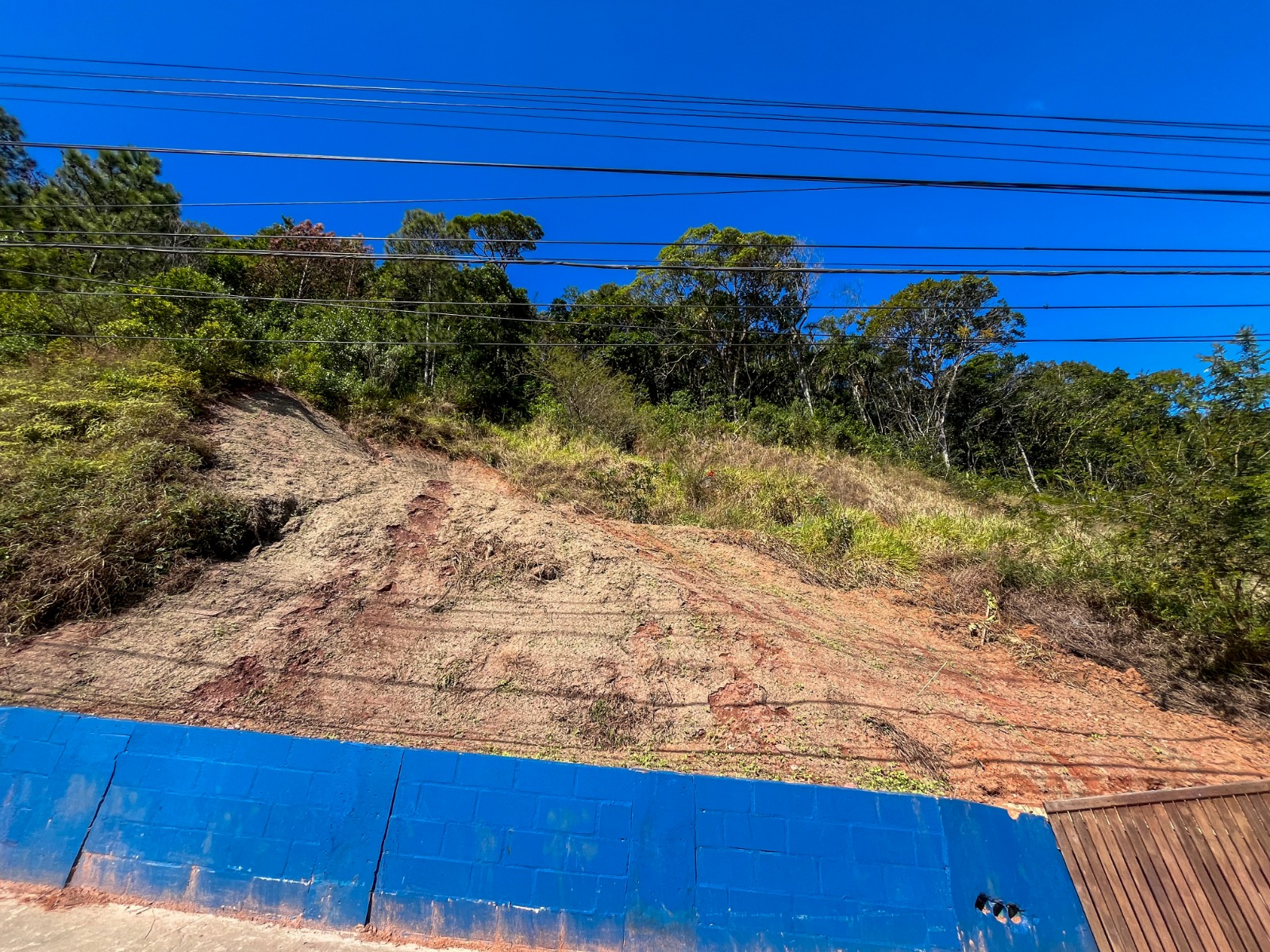Prefeitura executa restabelecimento de encosta na Estrada da Rainha e Avenida Rui Barbosa Prefeitura executa restabelecimento de encosta na Estrada da Rainha e Avenida Rui Barbosa