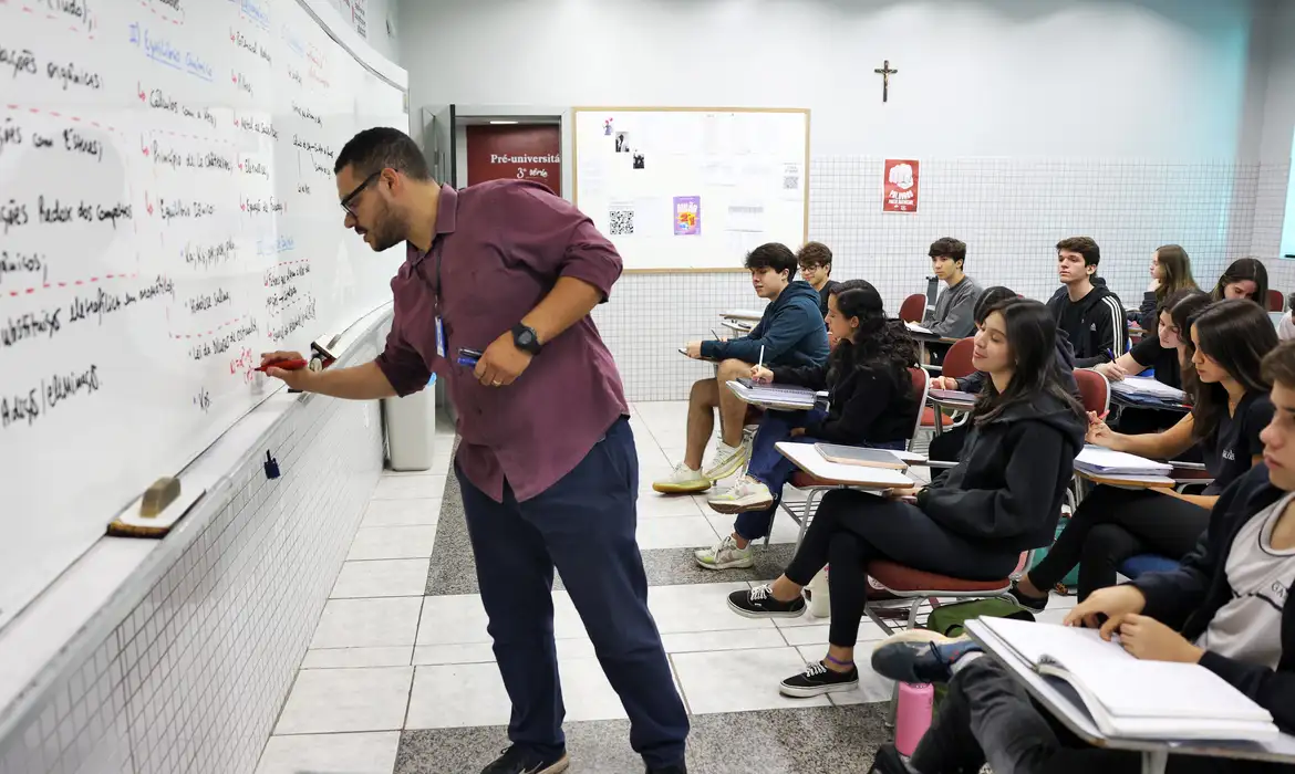 Carteira nacional do professor será entregue em outubro, anuncia MEC Carteira nacional do professor será entregue em outubro, anuncia MEC