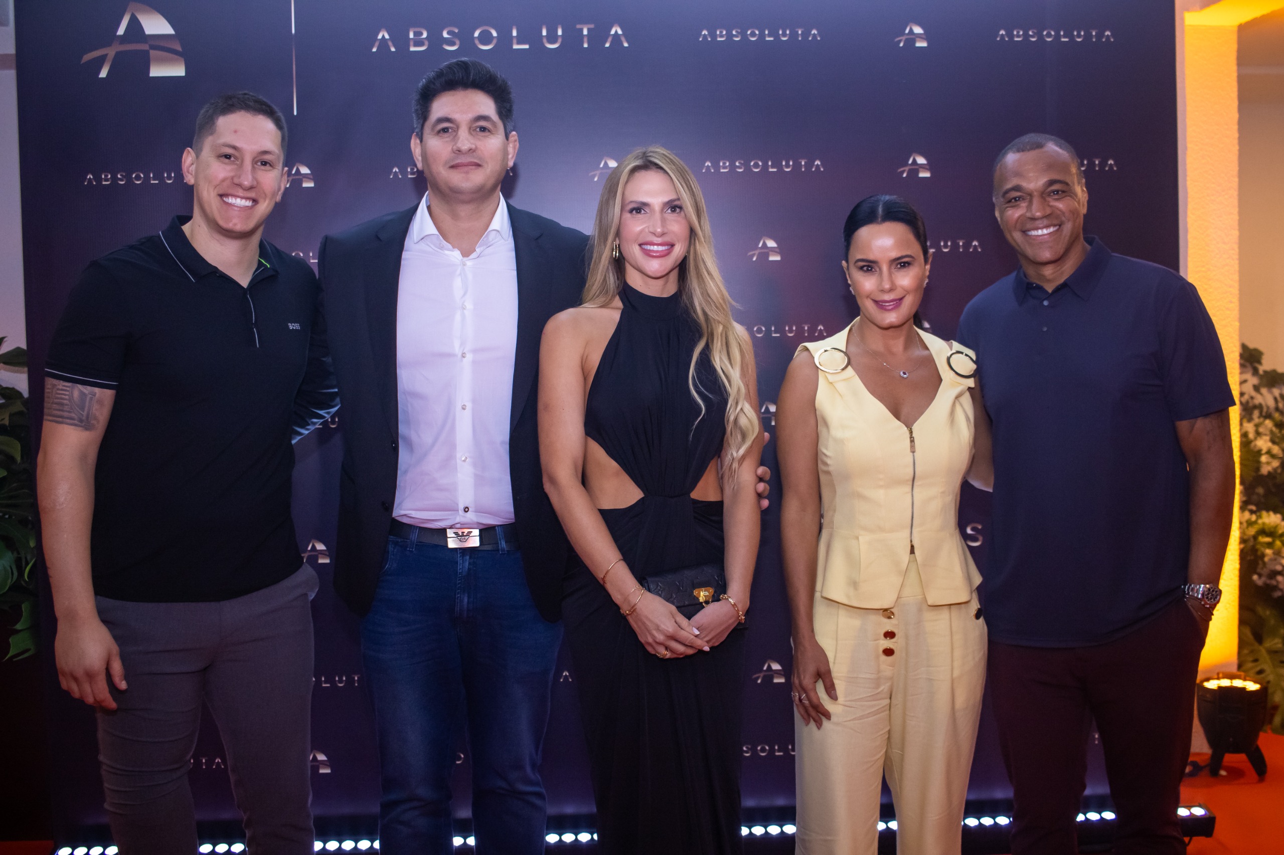 “Absoluta” entrega empreendimento com VGV de R$ 100 milhões na Praia Brava, com presença de Denílson, Follmann e Luciele Di Camargo “Absoluta” entrega empreendimento com VGV de R$ 100 milhões na Praia Brava, com presença de Denílson, Follmann e Luciele Di Camargo