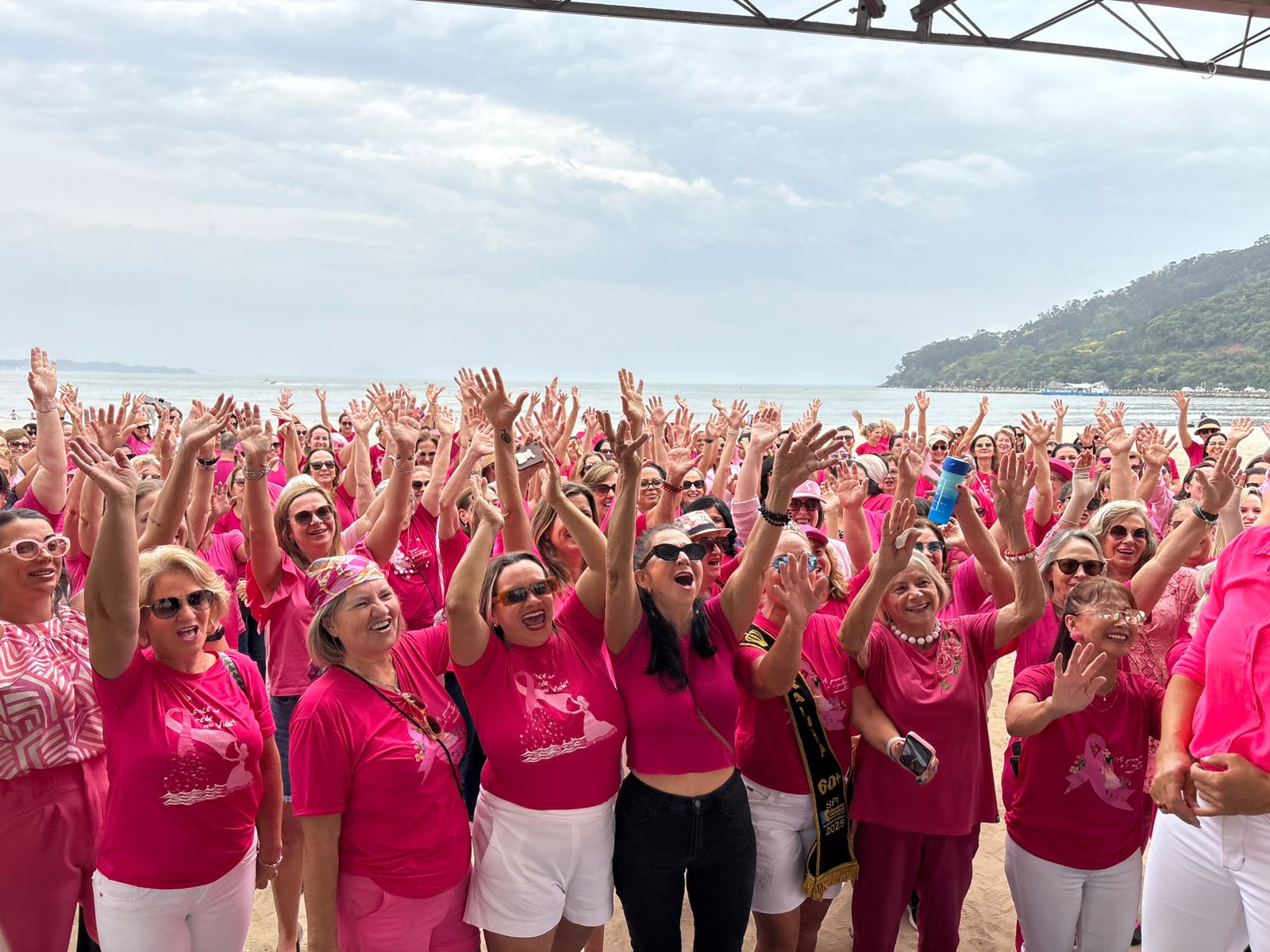 Outubro Rosa: domingo foi marcado por laço humano na Praia Central Outubro Rosa: domingo foi marcado por laço humano na Praia Central