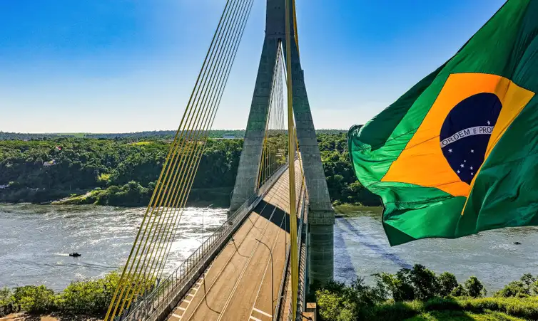 Lula inaugura ponte em Foz do Iguaçu e critica quem constrói “muros”
