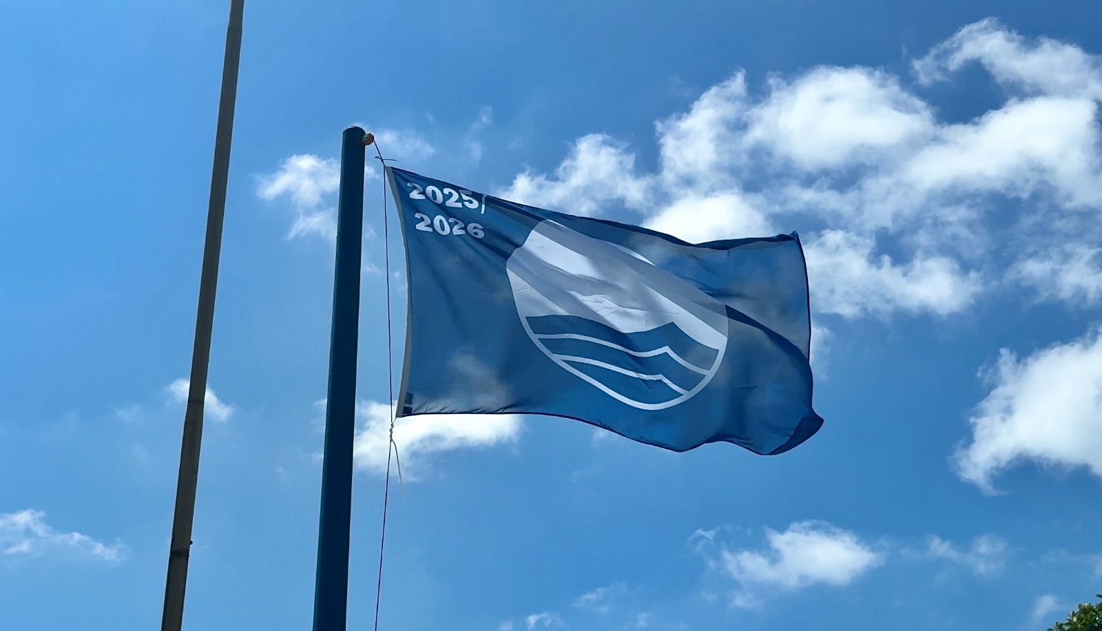 Balneário Camboriú hasteia Bandeira Azul durante cerimônia no Estaleirinho