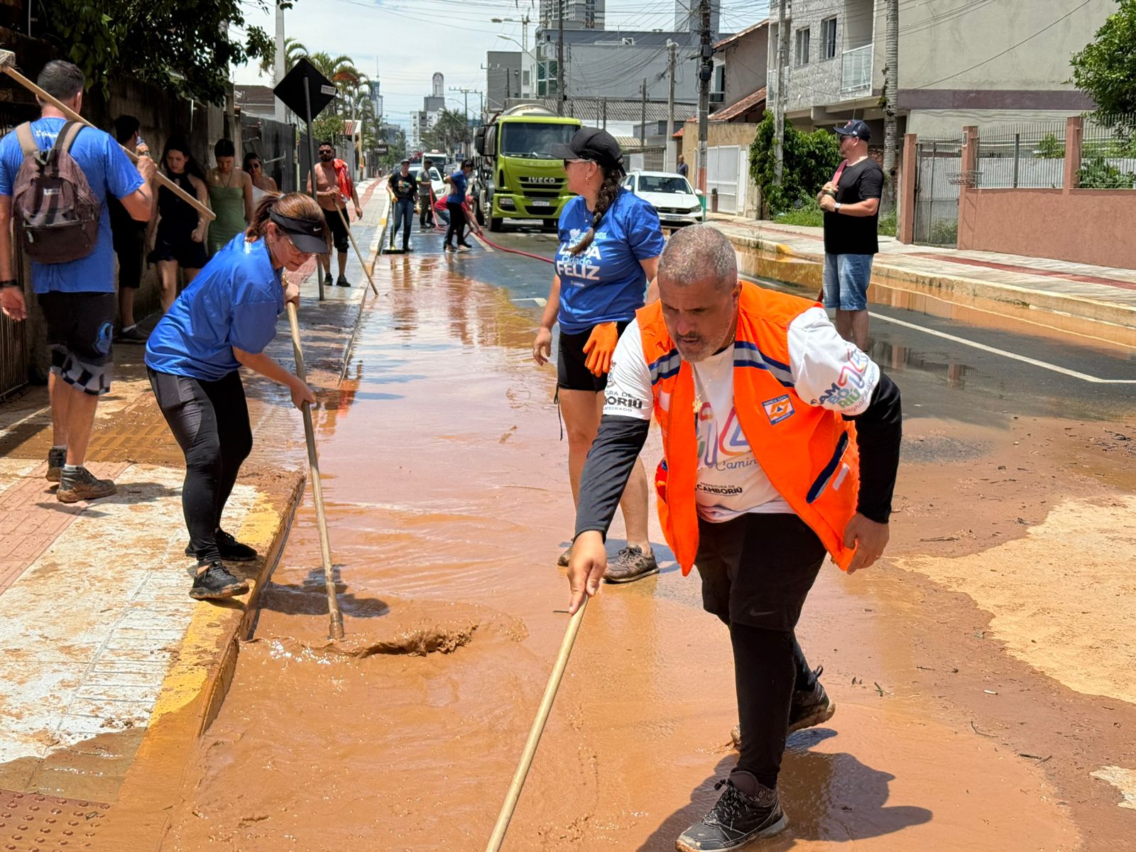 Prefeito Leonel Pavan age com rapidez para minimizar danos causados pelas fortes chuvas em Camboriú Prefeito Leonel Pavan age com rapidez para minimizar danos causados pelas fortes chuvas em Camboriú