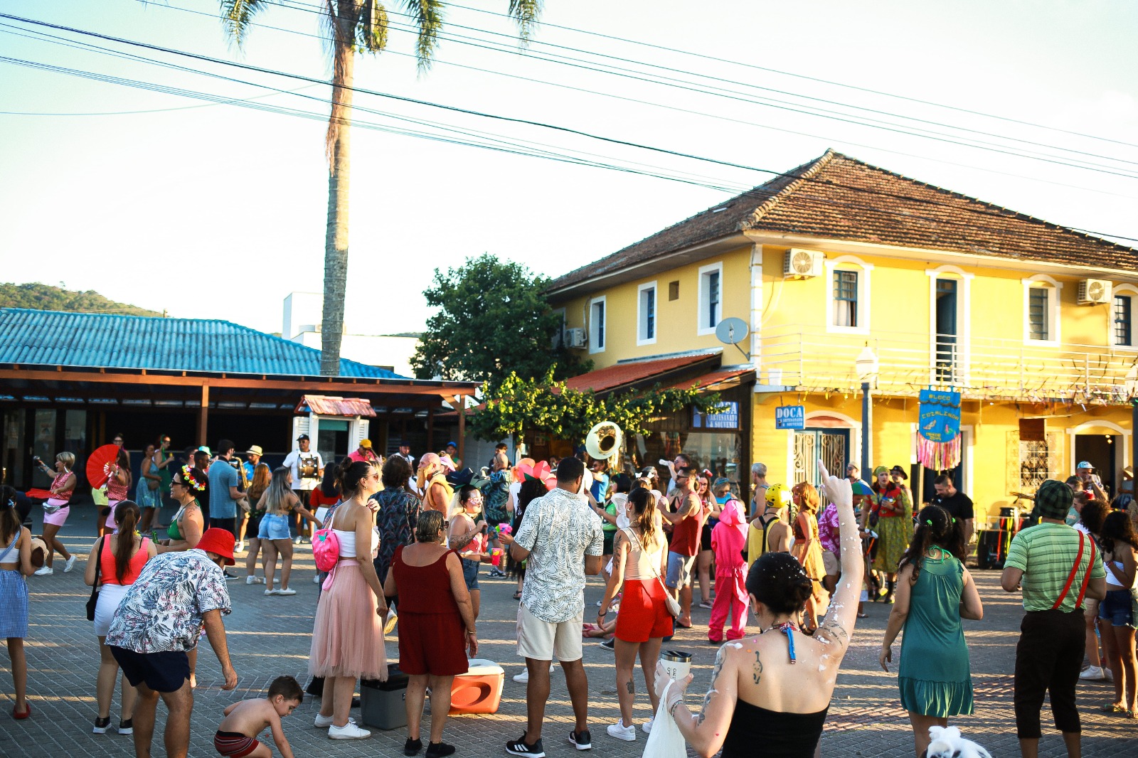 Bloco Cozalinda ocupa Píer Turístico e reafirma a tradição do Carnaval de rua em Porto Belo neste sábado