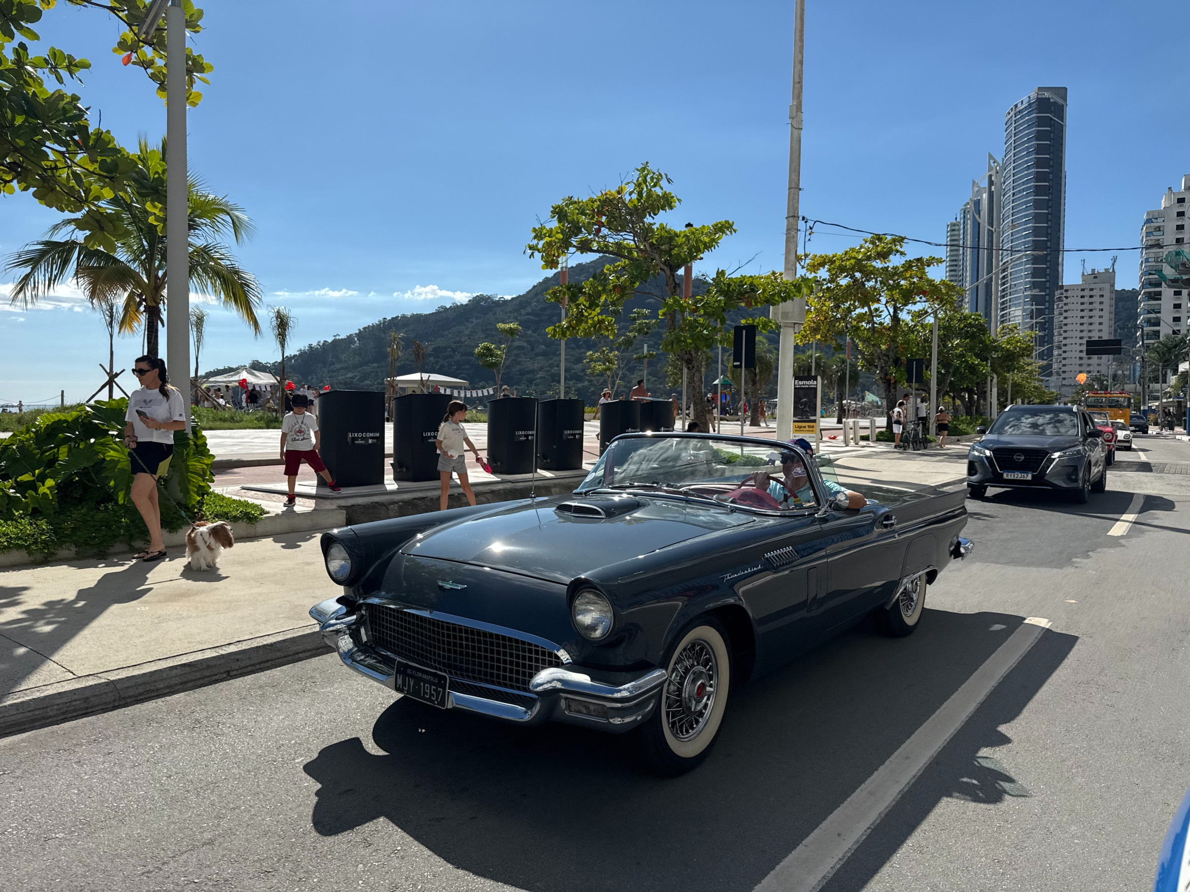 Rota do Antigomobilismo: Desfile de 500 Carros Clássicos Movimenta Balneário Camboriú