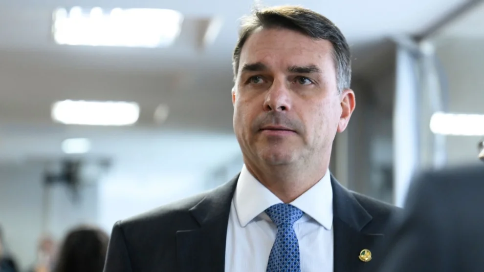 Flávio Bolsonaro e Jorginho Mello Reúnem Lideranças em Grande Encontro Político em Florianópolis