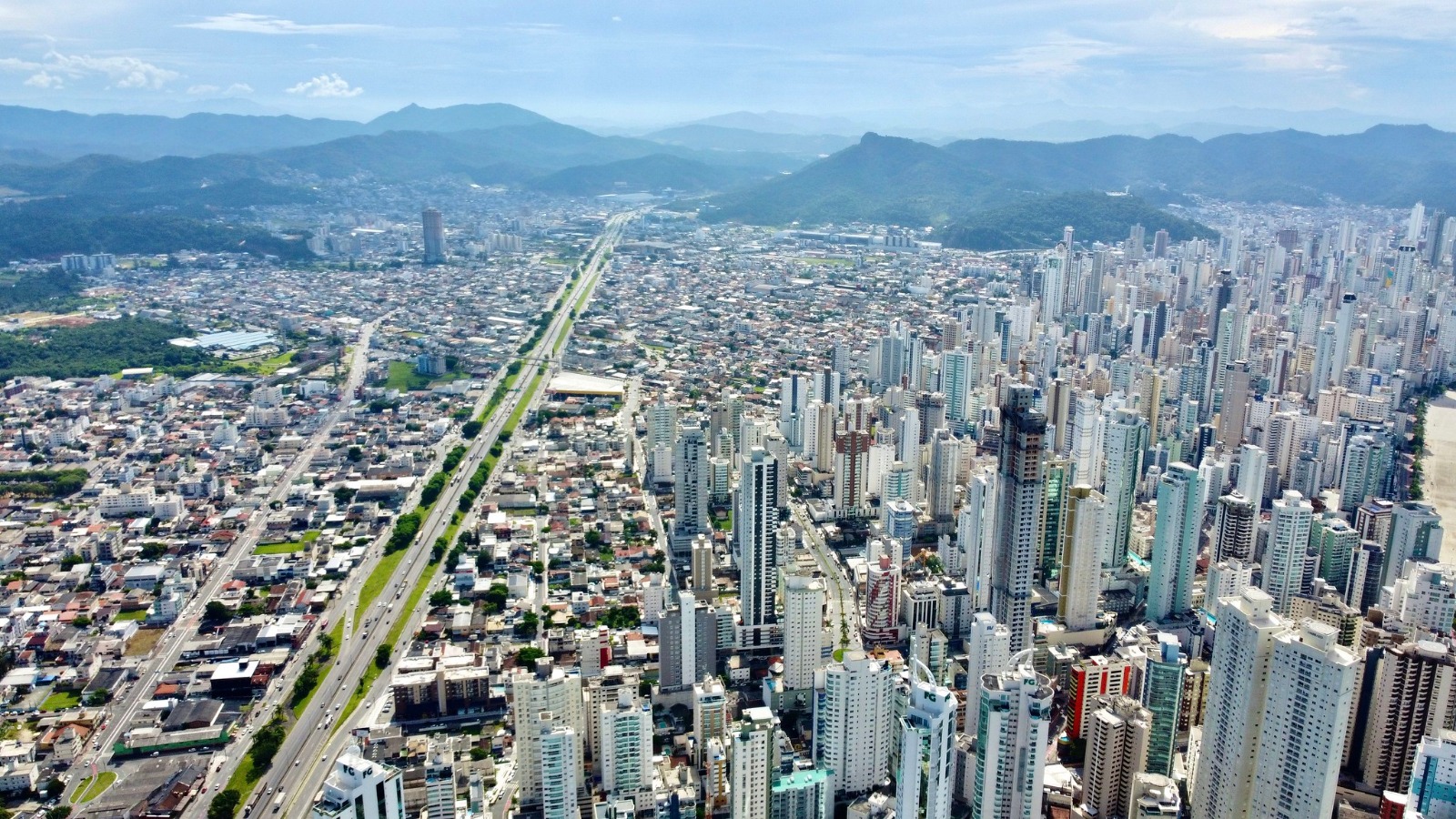 Obras da Rede de Gás Natural Causam Alterações no Trânsito da Avenida Atlântica em Balneário Camboriú